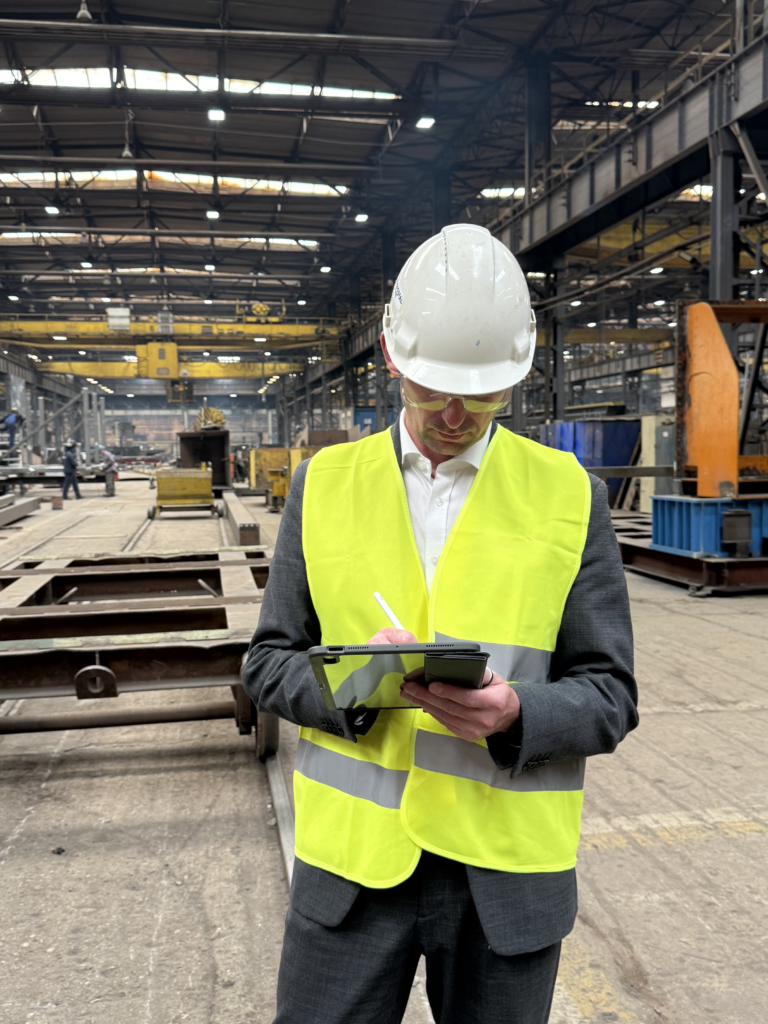 Mariusz na hali produkcyjnej