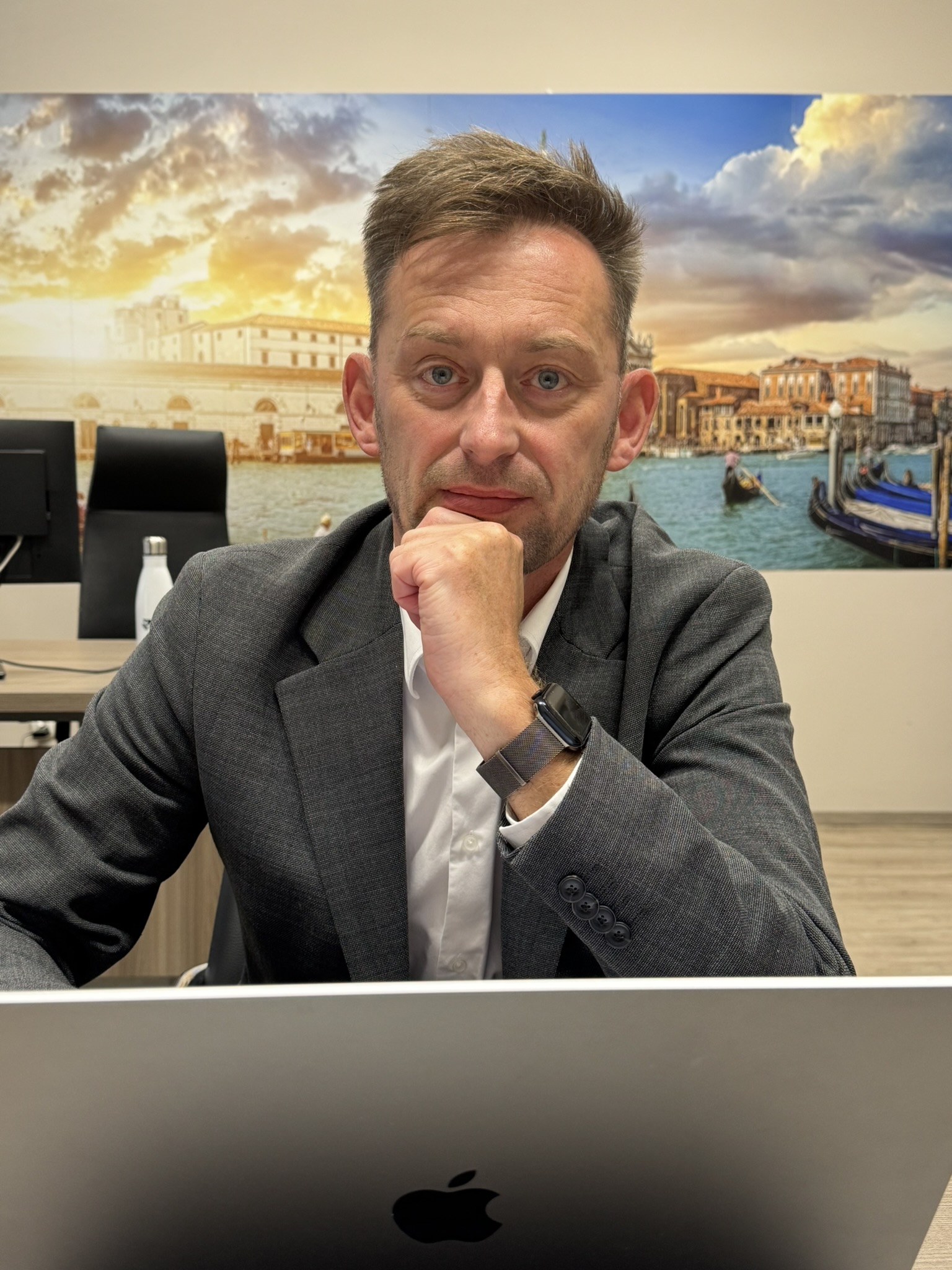 Profesjonalny portret biznesowy CEO Mariusza przy komputerze.